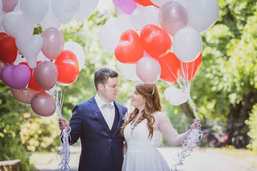 Hochzeitsfotografin Bosselmann - Brautpaar-mit-Ballons