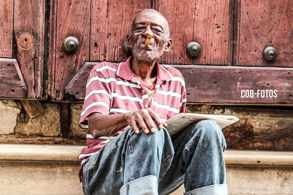 Havanna-Zigarre rauchender Kubaner- von Fotografin Bosselmann