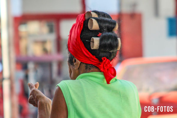 Kubanische Frau mit Toilettenpapierrollen in den Haaren -von cob24