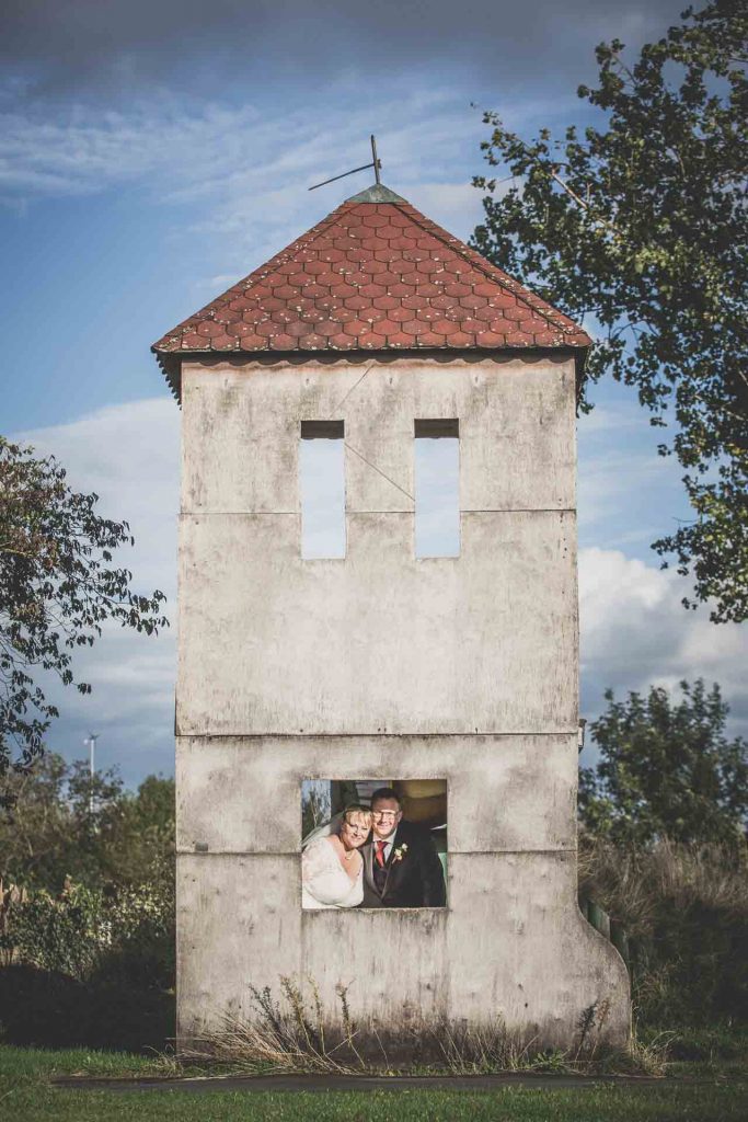 Brautpaar auf Spielplatz - Hochzeitsfotografin Corinna Bosselmann