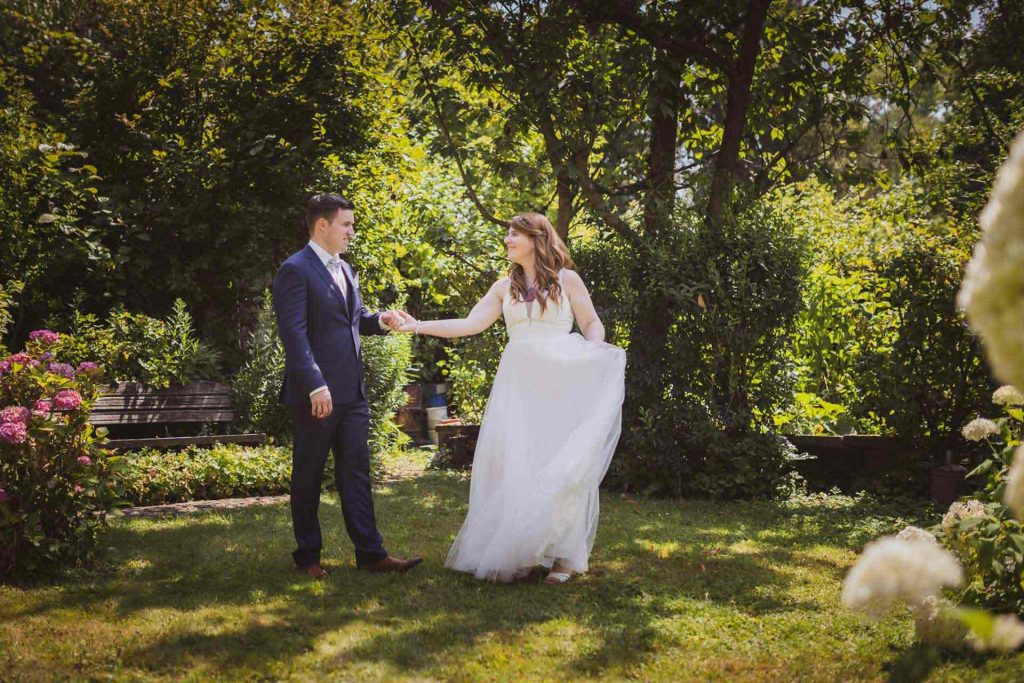 Hochzeitsfotografin Corinna Bosselmann - Brautpaar im Garten