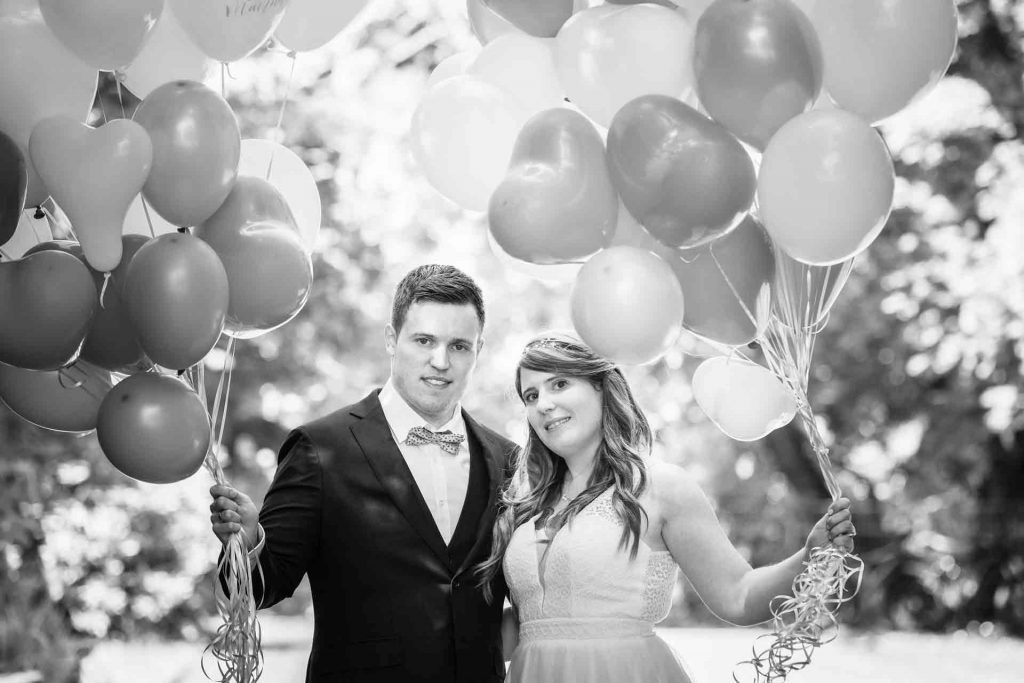 Brautpaar-mit-Ballons-Corinna-Bosselmann-Hochzeitsfotografin