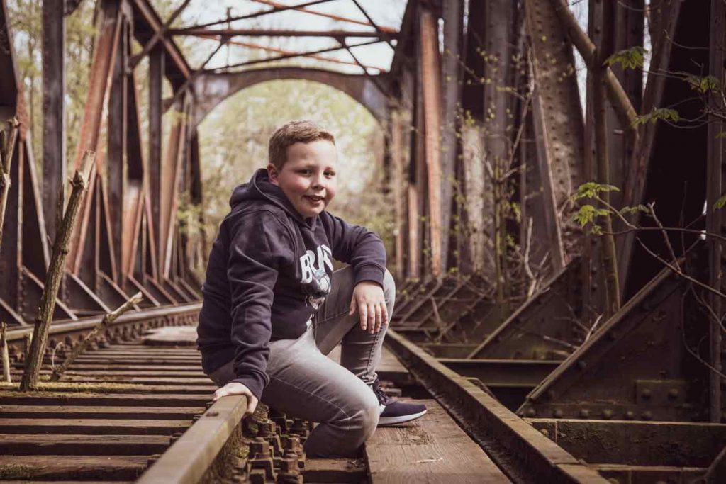 Junge-auf-Eisenbahnschienen-Fotografin-Bosselmann